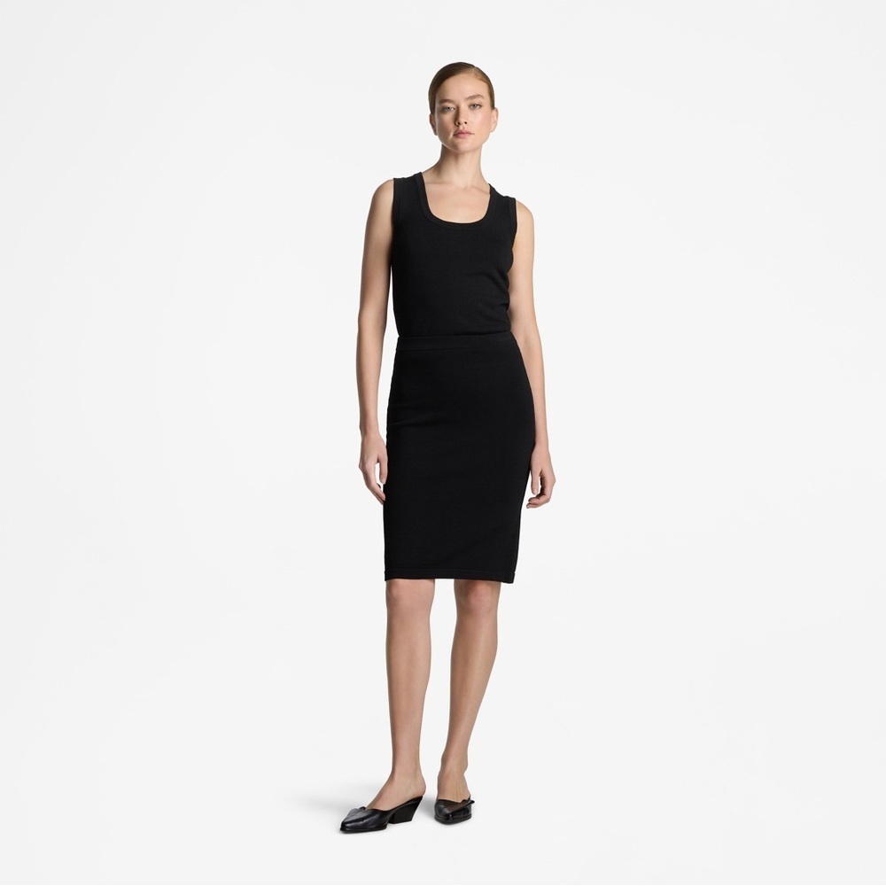 St. John Evening Santiago Knit Knee Length Skirt in Navy Blue Size 6.